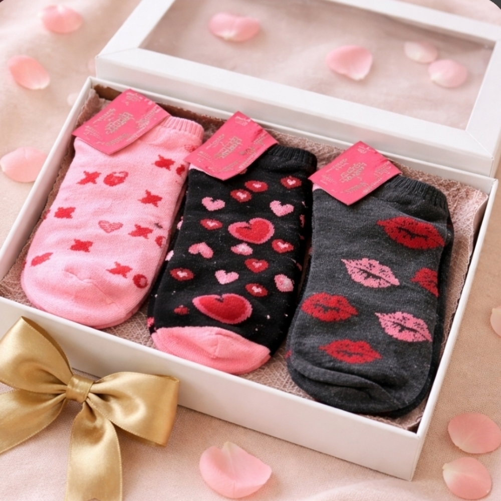 Women's Heart & Lip Pattern Ankle Socks - Pack of 3 (Pink, Black, Gray) One Size